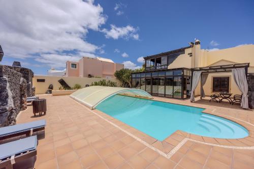 Luxury Canarian villa with large pool and guesthouse