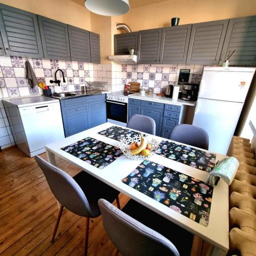 Spacious 3 bedroom apartment, close to metro station