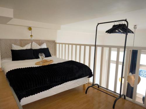 a bedroom with a bed with a black blanket at Magnifique T2 Centre Ville in Le Havre