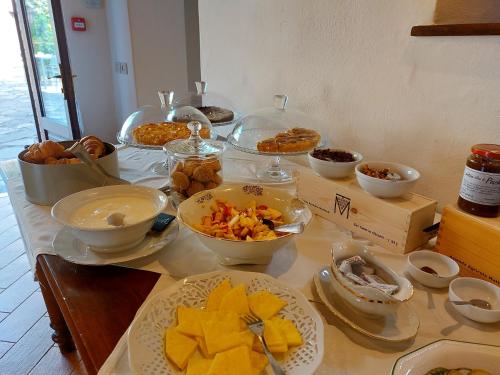 a table topped with bowls and plates of food at Agriturismo San Sano in Gaiole in Chianti