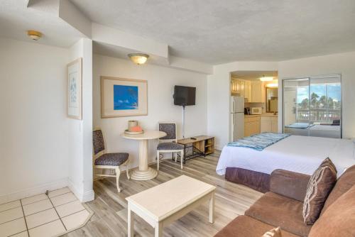 Postel nebo postele na pokoji v ubytování Steps to Daytona Beach Sunny Studio