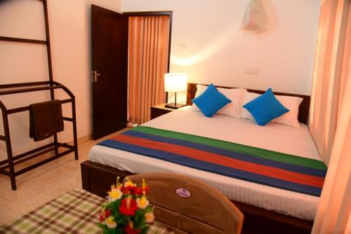 Un dormitorio con una cama con una mesa y una silla. en Harbour Villa, en Dodanduwa