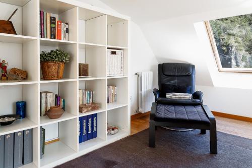 Zona de estar de Dúplex Artístico con Terraza I 10 min del Centro I AndBnB