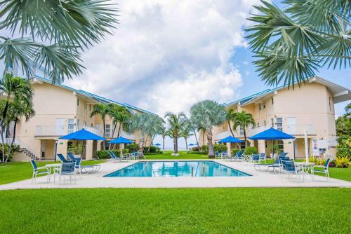 Πισίνα στο ή κοντά στο Enjoy Sunsets at Fully Equipped Condo at the Beach