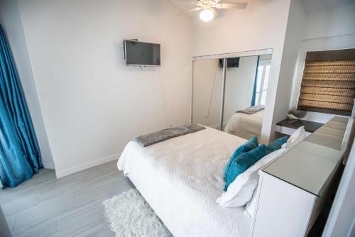 Ένα ή περισσότερα κρεβάτια σε δωμάτιο στο Enjoy Sunsets at Fully Equipped Condo at the Beach