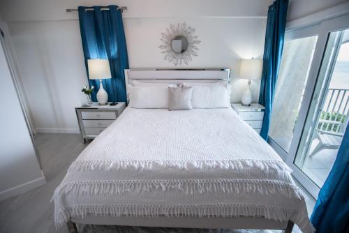 Ένα ή περισσότερα κρεβάτια σε δωμάτιο στο Enjoy Sunsets at Fully Equipped Condo at the Beach