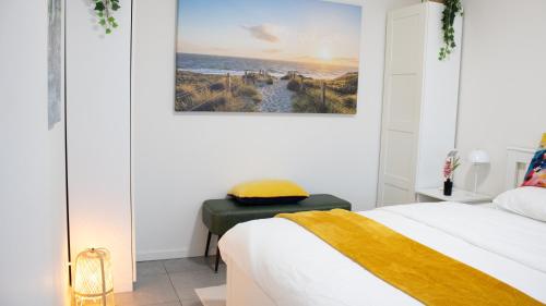 a bedroom with a bed and a painting on the wall at Atomium Brussels Expo Stay in Brussels