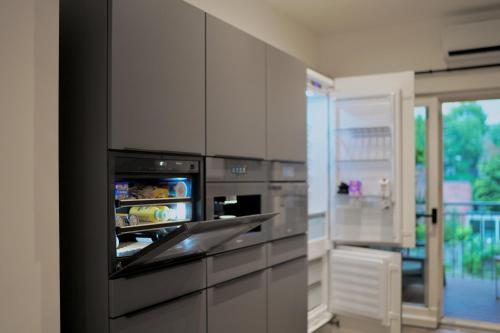 Η κουζίνα ή μικρή κουζίνα στο EDLER WOHNRAUM Luxuriöses Stadtstudio mit Balkon, Kaffeevollautomat & Klima