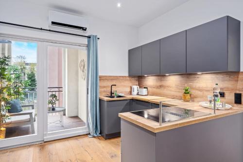 Η κουζίνα ή μικρή κουζίνα στο EDLER WOHNRAUM Luxuriöses Stadtstudio mit Balkon, Kaffeevollautomat & Klima