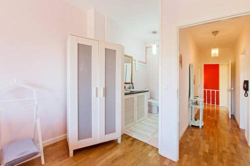 Un baño blanco con lavabo e inodoro. en CAMINHOS DE SANTIAGO - VillaMaria BEACH HOUSE, en Leça da Palmeira