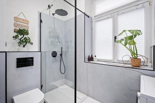Ένα μπάνιο στο EDLER WOHNRAUM Luxuriöses Stadtstudio mit Balkon, Kaffeevollautomat & Klima