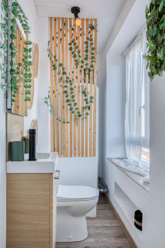 une salle de bain avec toilettes et fenêtre dans l'établissement Le scandinave SPA, à Saint-Étienne
