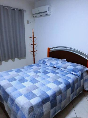 Ένα ή περισσότερα κρεβάτια σε δωμάτιο στο Apartamento Meia Praia - Portal das Flores