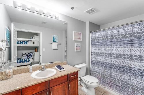 巴拿马城海滩Laketown Wharf #1219 by Nautical Properties的带淋浴、马桶和水槽的浴室