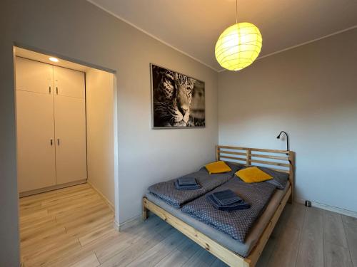 1 dormitorio con 1 cama con una foto de un tigre en Emerald Apartament przy deptaku, en Szczawno-Zdrój