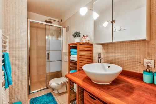 une salle de bain avec un lavabo et des toilettes dans l'établissement Charming 1BR apartment with terrace Le Marais Paris Center, à Paris