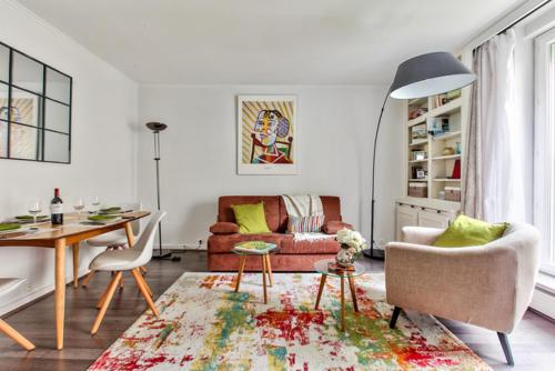 un salon avec un canapé et une table dans l'établissement Charming 1BR apartment with terrace Le Marais Paris Center, à Paris