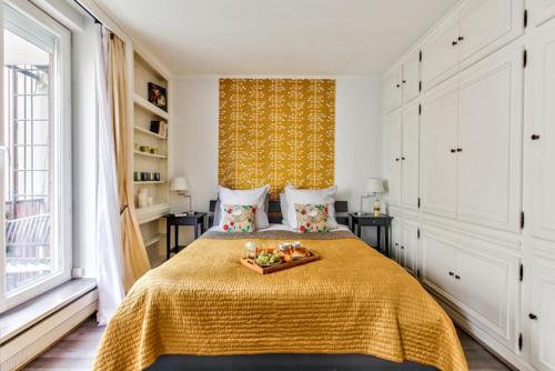 - une chambre avec un lit et un plateau de fruits dans l'établissement Charming 1BR apartment with terrace Le Marais Paris Center, à Paris