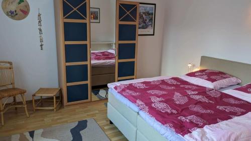 1 dormitorio con cama, estantería y cama sidx sidx sidx sidx sidx sidx en Ferienwohnung "Fürstenhof", en Bad Harzburg