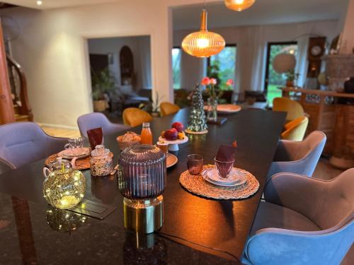 une salle à manger avec une table sur laquelle se trouve de la nourriture dans l'établissement Rêve de Clarté, à Plouigneau