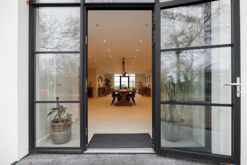 an open door to a dining room with a table at B&B Iets Zeeuws in Kats