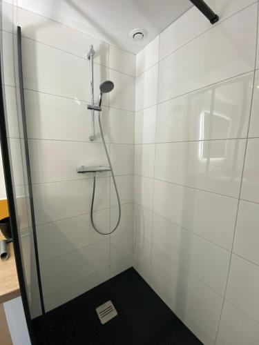 Ein Badezimmer in der Unterkunft Gîte du Petit Rocher SAINTE SUZANNE
