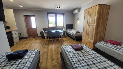 Postel nebo postele na pokoji v ubytování Wrzosowe Wzgórze 5 - Apartamenty