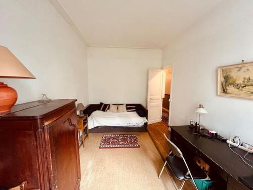 ein Schlafzimmer mit einem Bett in der Zimmerecke in der Unterkunft Spacious & Quiet Flat, Close to Paris Expo in Vanves
