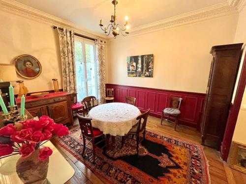 ein Esszimmer mit einem Tisch und Stühlen in der Unterkunft Spacious & Quiet Flat, Close to Paris Expo in Vanves