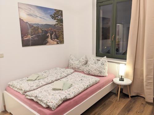 a bed in a room with a painting on the wall at UO0 - Urlaubsmagie - Gemütliche Wohnung für bis zu 6P in Sebnitz