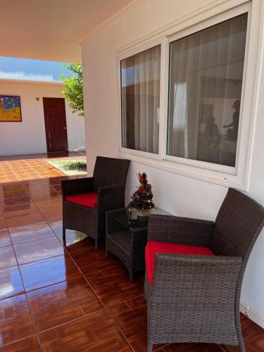 a living room with chairs and a table and a window at Hospedaje la Florentina in Pica