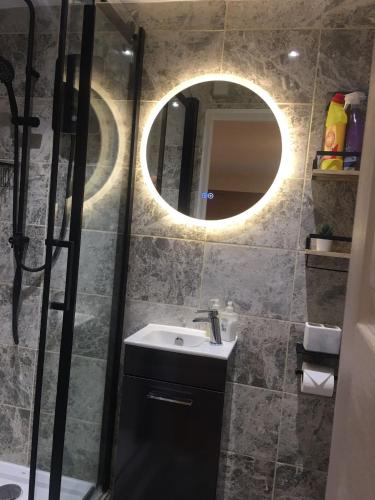 Ένα μπάνιο στο Fareham Heights 5BR, Lrg drive, Hot tub, Lux, modern and Comfy