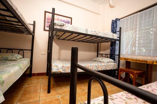 Una cama o camas en una habitación de Manuel Antonio Hostel