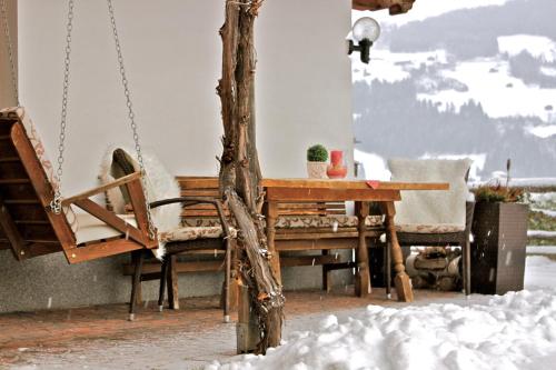 a swing in a room with a table and chairs at Ferienhaus Waidmannsruh in Hippach
