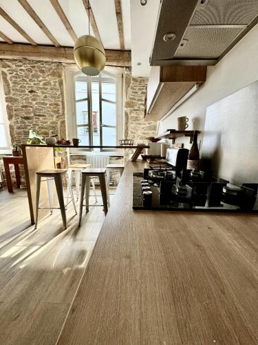 Cette chambre comprend une cuisine et une table avec des chaises. dans l'établissement Le Cocon de la Presqu'île, à Lyon