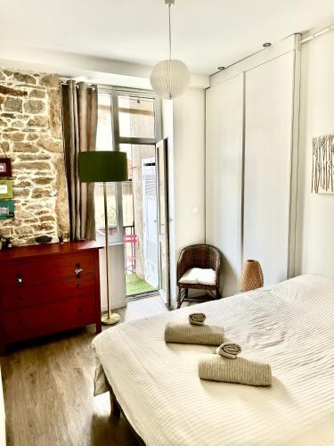 Ένα ή περισσότερα κρεβάτια σε δωμάτιο στο Le Cocon de la Presqu'île