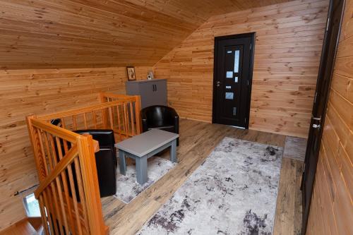 a room with a table and a chair in a cabin at Cabana la Piatră in Pojorîta