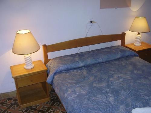 a bedroom with a bed and two lamps on night stands at Edificio Sagasti in Piriápolis
