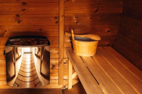 a sauna with a bucket of bread and a trash can at Domki Krótki Szpic in Istebna