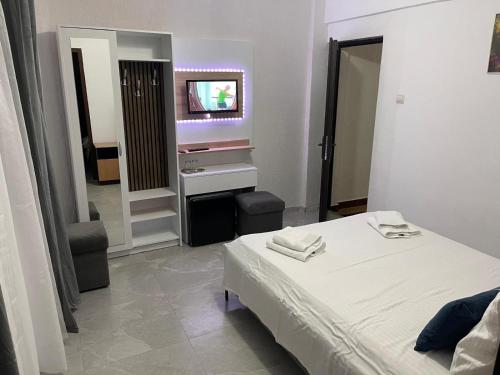 een hotelkamer met een bed en een televisie bij Pensiunea White House in Straja