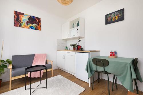 une cuisine avec une table, deux chaises et une table dans l'établissement Elégant Flat Paris CDG Expo, à Aulnay-sous-Bois