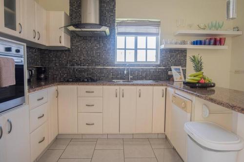 Η κουζίνα ή μικρή κουζίνα στο Blue Star Aruba Villa