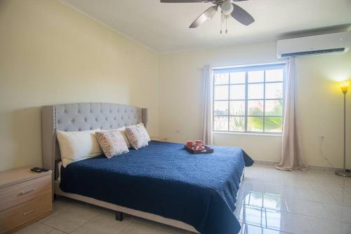 Ένα ή περισσότερα κρεβάτια σε δωμάτιο στο Blue Star Aruba Villa