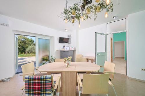 een eetkamer met een houten tafel en stoelen bij B&B Dia in Murine