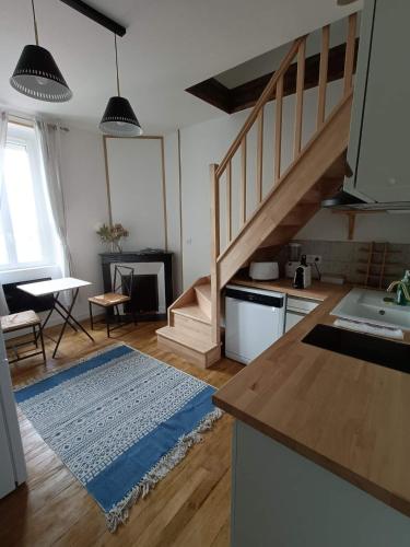une cuisine avec un escalier et un salon dans l'établissement Nid de charme pour soirée romantique, à Dijon