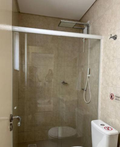 Ένα μπάνιο στο Conforto em Foz Apartamento Central com Tudo ao Seu Alcance