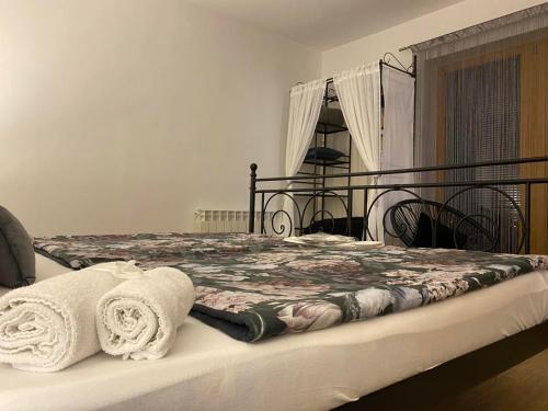 una camera da letto con un letto con asciugamani sopra di ROUTE 68 a Sarajevo