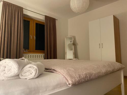 une chambre avec un lit avec des serviettes dessus dans l'établissement ROUTE 68, à Sarajevo