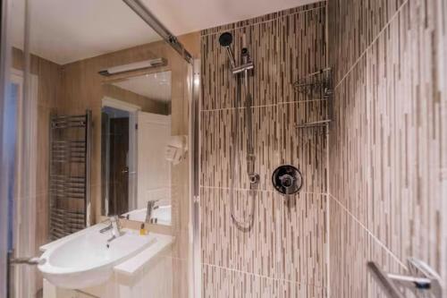 a bathroom with a sink and a shower at Blue Star Apartments in London