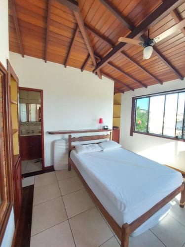 Katil atau katil-katil dalam bilik di Casa em Condomínio de Alto Padrão